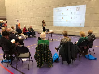 Overzichtsfoto van de deelnemers aan de Positieve Gezondheid workshop gegevens door HANNN medewerker Emma, tijdens de Toekomstmarkt 55+ Heerenveen